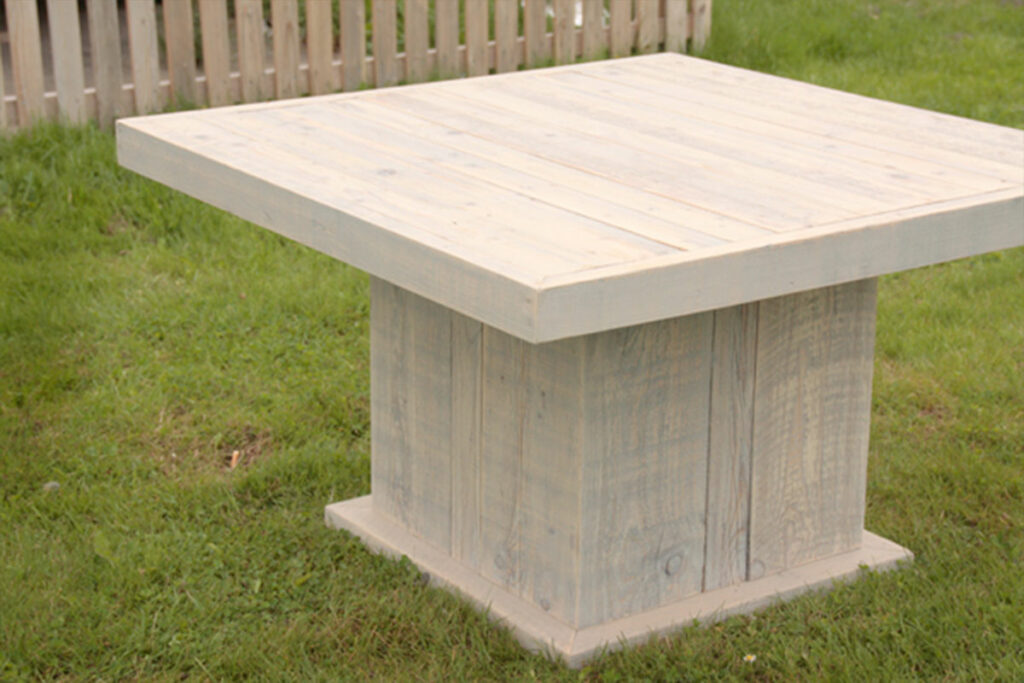 vierkante tafel van steigerhout