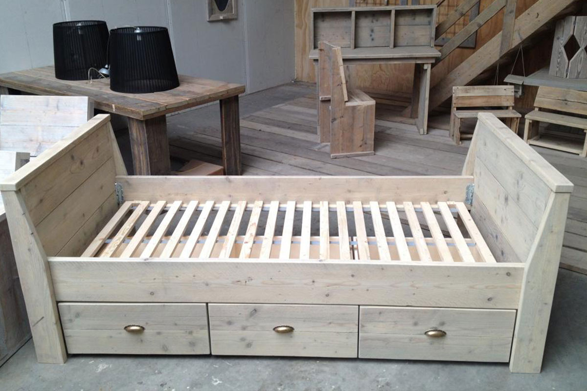 Steigerhouten bed met laden
