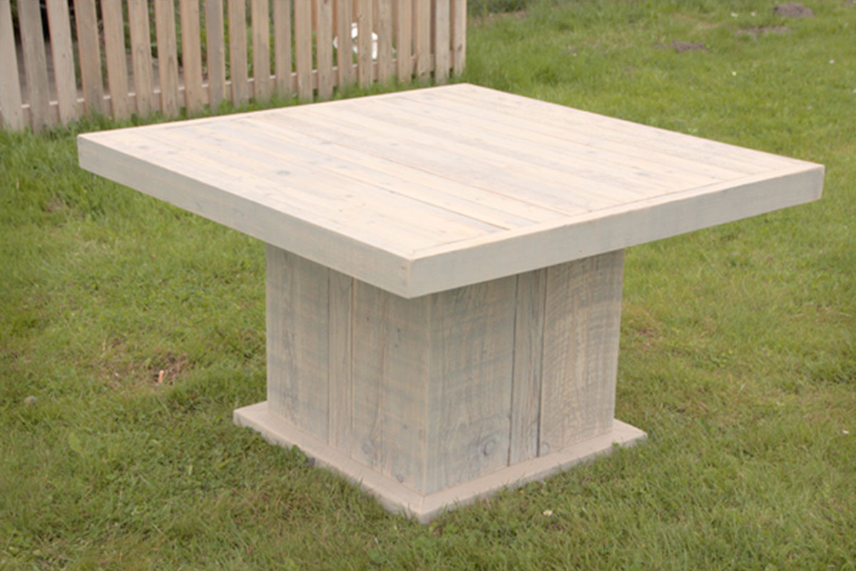 vierkante tafel van steigerhout