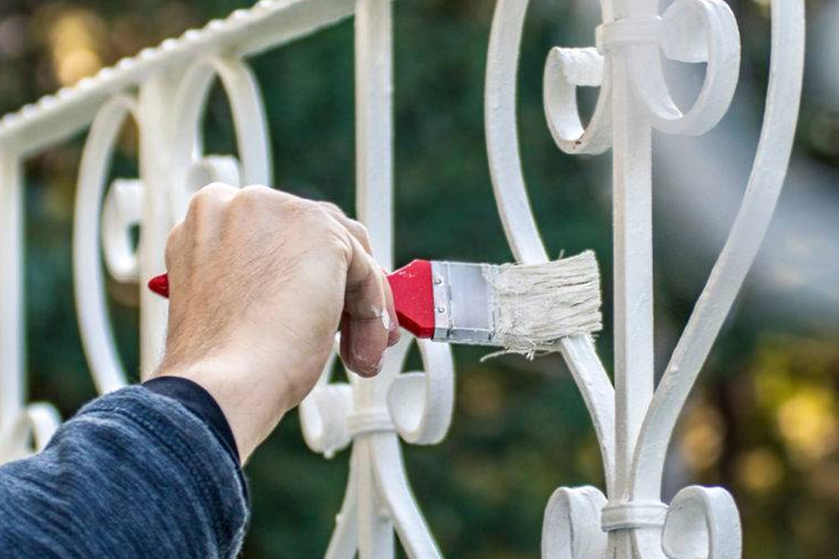 oud balkonhek verven